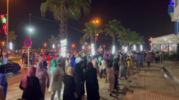 Pessoas Marchando Estrada Durante Casamento Marroquino — Vídeo de Stock
