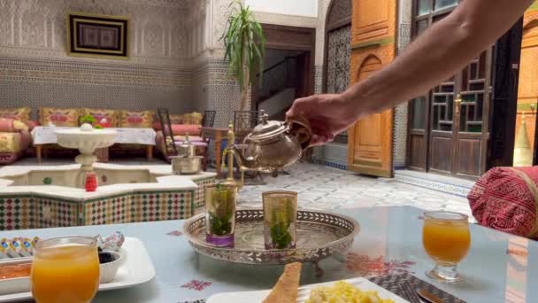 Άνθρωπος Ρίχνει Τσάι Μέντας Ένα Μαροκινό Ποτήρια — Αρχείο Βίντεο
