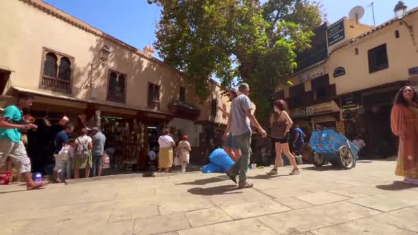 Menschen Spazieren Der Alten Medina Von Fez — Stockvideo