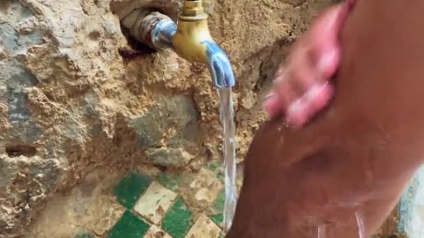 Seorang Pria Mencuci Tangannya Dengan Air Keran Jalan — Stok Video