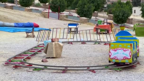 Spielzeugeisenbahn Rotiert Freizeitpark — Stockvideo