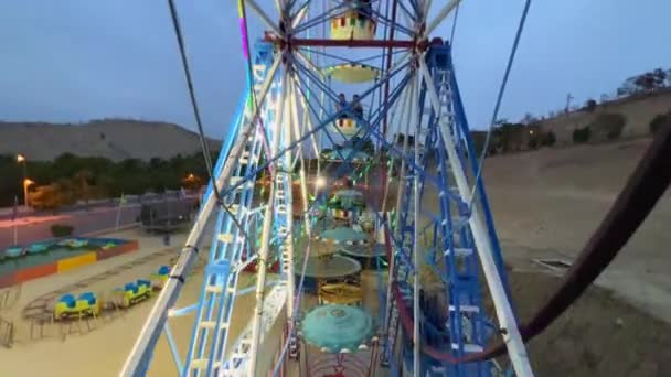 Riesenrad Dreht Sich Gegen Den Wolkenverhangenen Himmel Freizeitpark — Stockvideo