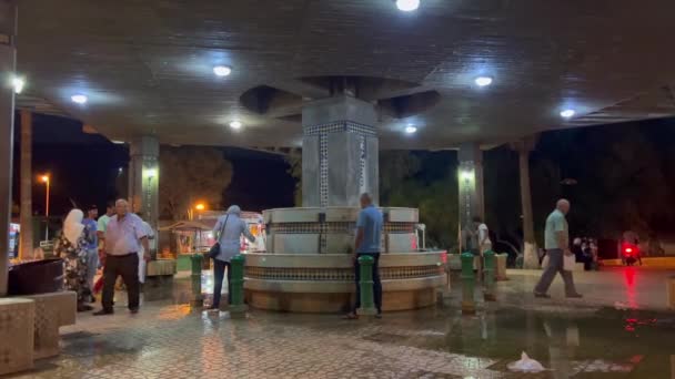 Pessoas Bebendo Água Mineral Sidi Harazem Noite — Vídeo de Stock