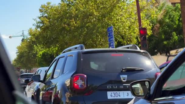Αυτοκίνητα Σταμάτησαν Στο Κόκκινο Σήμα Κυκλοφορίας — Αρχείο Βίντεο