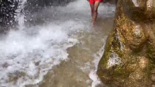 Uomo Che Cammina Sul Torrente Acqua Lontano Dalla Cascata — Video Stock