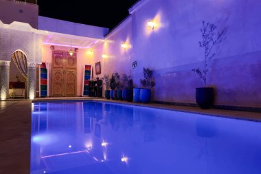 Fas 'ta bir otelde geceleri yüzme havuzu aydınlatılır.