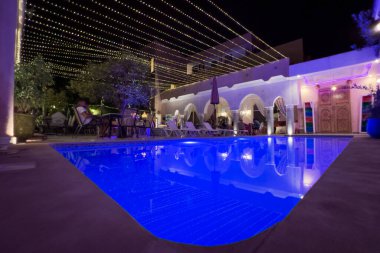 Fas 'ta bir otelde geceleri yüzme havuzu aydınlatılır.