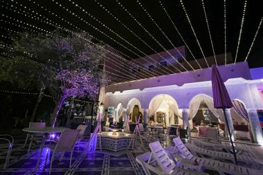 Fas 'ta bir otelin açık hava salonu.