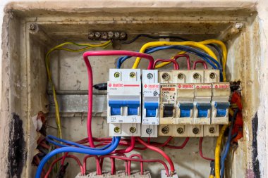 Elektrik panelini kablolama ve minyatür devre kesici ile kapatın.