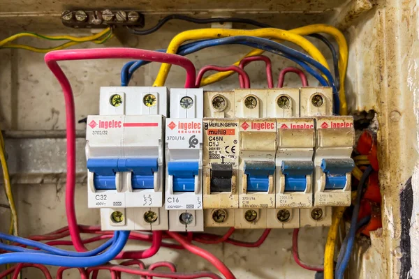Elektrik panelini kablolama ve minyatür devre kesici ile kapatın.