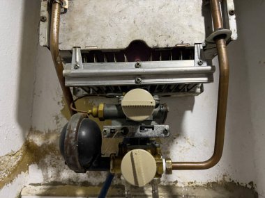 Gaz suyu ısıtıcısı açıldı.