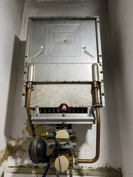 Gaz suyu ısıtıcısı açıldı.