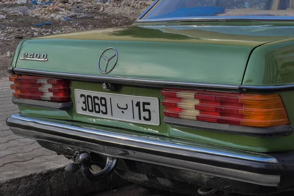 Yeşil Bir Mercedes Yakın Çekim Yolda 250 Lik Park Edilmiş — Stok fotoğraf