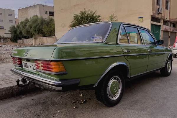 Detailní Záběr Zeleného Mercedes Benz 250 Zaparkovaného Silnici — Stock fotografie