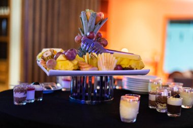 Masada dilimlenmiş meyve tabağı