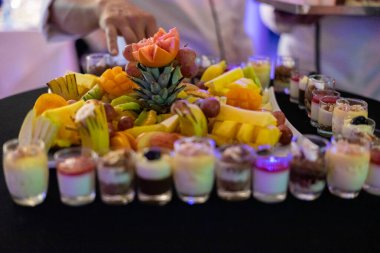 Masada dilimlenmiş meyve tabağı