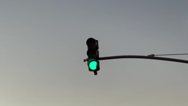 Grön Trafiksignal Slås Med Molnig Himmel Bakgrunden — Stockvideo