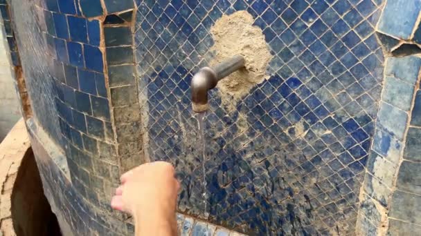 Man Wast Zijn Handen Uit Een Waterpijp Buiten — Stockvideo