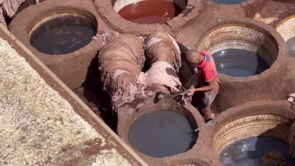 费兹老城Chouara制革厂的工人 — 图库视频影像