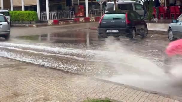 Autos Fahren Auf Der Straße Durch Eine Große Wasserpfütze — Stockvideo