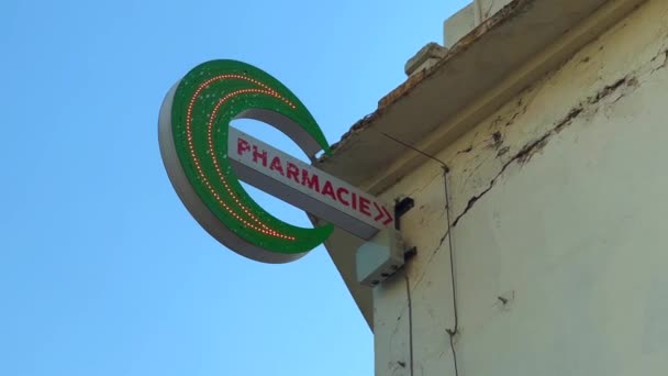 Signo Intermitente Farmacia Ciudad Forma Una Media Luna Con Lámparas — Vídeos de Stock