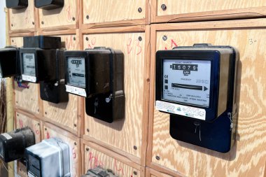 Elektrik sayaçları tahtanın üzerine monte edilmiş.