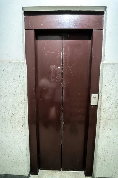 Porta Velha Elevador Metal Dentro Edifício Velho — Fotografia de Stock