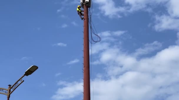 Två Arbetare Reparera Ett Mobilt Torn Med Blå Himmel Bakgrunden — Stockvideo