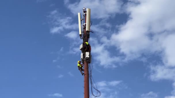 Dos Trabajadores Reparando Una Torre Celular Con Cielo Azul Fondo — Vídeo de stock
