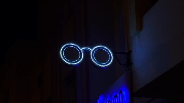 Ogromne Okulary Migające Nocy Stronie Budynku — Wideo stockowe