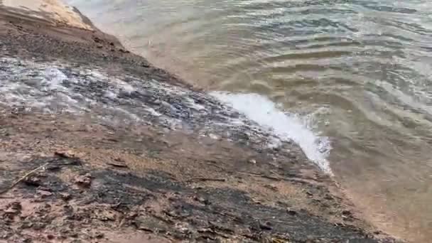 Waterstroom Die Een Kunstmatig Meer Stroomt — Stockvideo