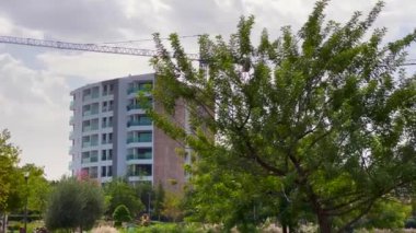 Kamu parkı etrafında inşaat halindeki konut binaları