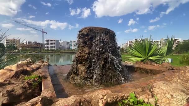 Water Stroomt Uit Een Rotsachtige Fontein Een Park — Stockvideo