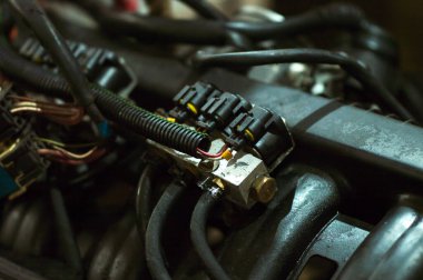  Bir araba motorunun gücünü arttırmak için turbo bileşenler