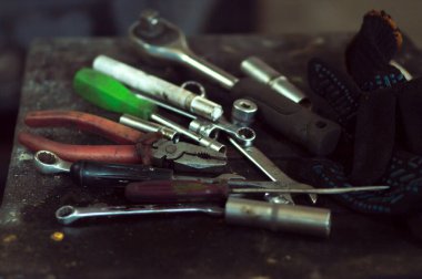 Otomobil tamirhanesinde eski araçlar