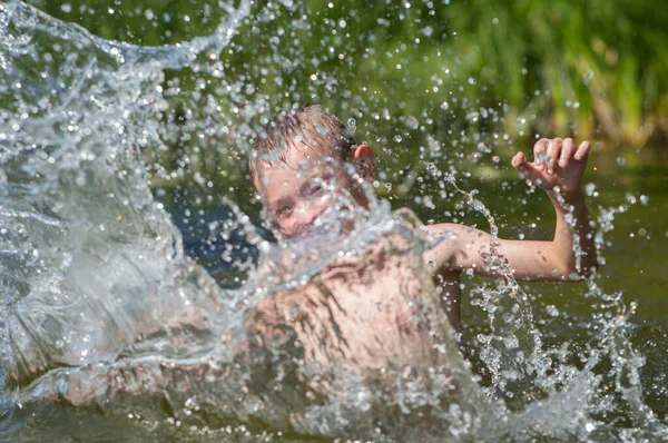 Ein Junge Badet Einem Heißen Tag Sommer Einem Fluss — Stockfoto