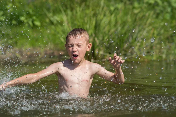 Ein Junge Badet Einem Heißen Tag Sommer Einem Fluss — Stockfoto