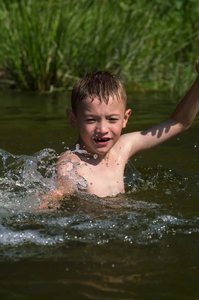 Garçon Baigne Dans Une Rivière Été Par Une Chaude Journée — Photo