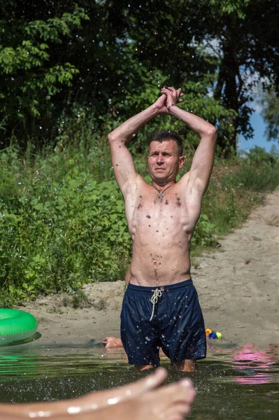 Νεαρός Άνδρας Πηδάει Στο Ποτάμι Καλοκαίρι Μια Ζεστή Μέρα — Φωτογραφία Αρχείου
