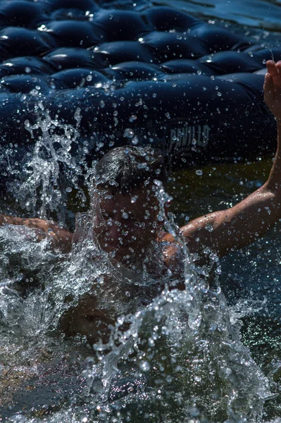Junger Mann Springt Sommer Einem Heißen Tag Den Fluss — Stockfoto