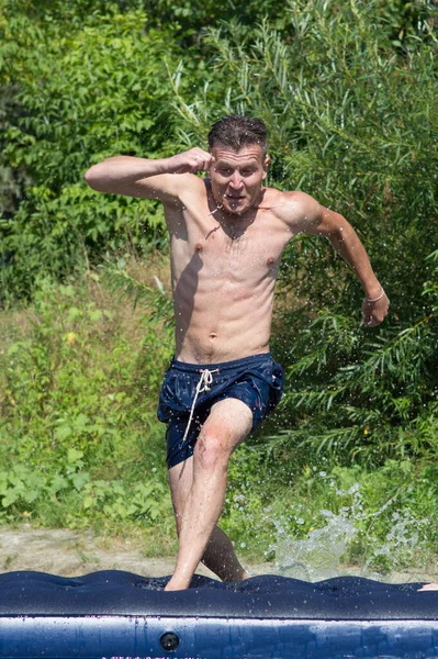 Νεαρός Άνδρας Πηδάει Στο Ποτάμι Καλοκαίρι Μια Ζεστή Μέρα — Φωτογραφία Αρχείου