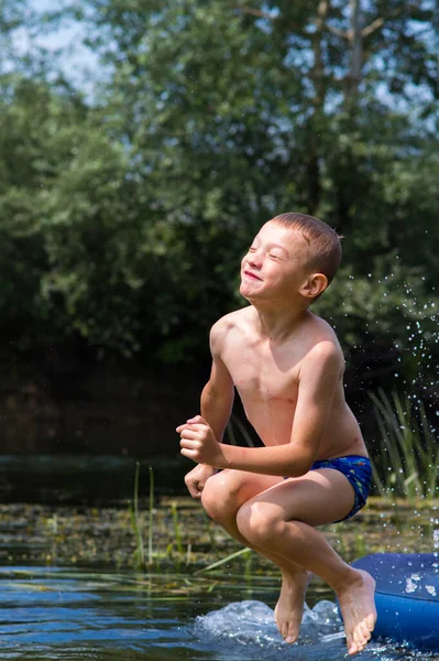 Garçon Baigne Dans Une Rivière Été Par Une Chaude Journée — Photo