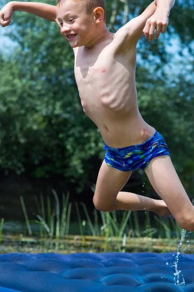 Garçon Baigne Dans Une Rivière Été Par Une Chaude Journée — Photo