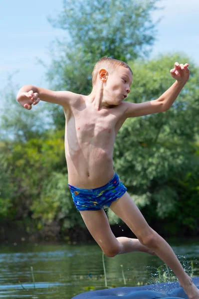Хлопчик Купається Річці Влітку Спекотний День — стокове фото