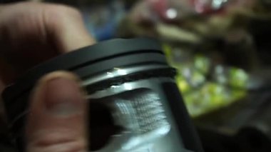 Piston üzerinde piston halkaları kuran bir araba motoru monte ediliyor