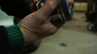 Piston üzerinde piston halkaları kuran bir araba motoru monte ediliyor