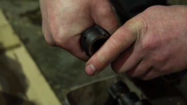 在活塞上安装活塞环的汽车发动机 — 图库视频影像