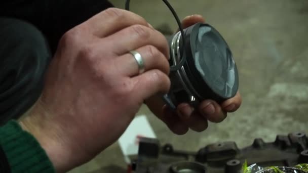 Piston Üzerinde Piston Halkaları Kuran Bir Araba Motoru Monte Ediliyor — Stok video
