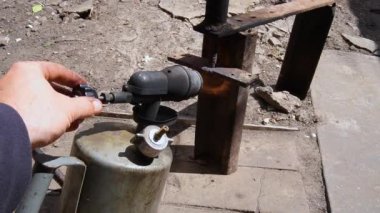 Eski cıvata ve fındığı sökmek için yakıtı ısıtan metal.