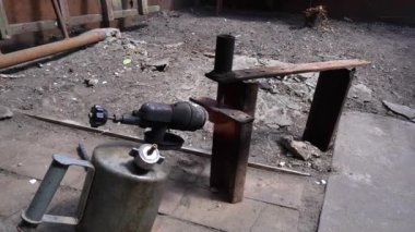 Eski cıvata ve fındığı sökmek için yakıtı ısıtan metal.